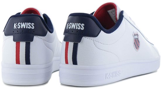 Twee witte K-Swiss sneakers, van de achterkant gezien, met navy hielkap en gestreepte band.