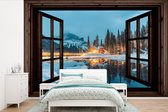 Behang - Fotobehang Doorkijk - Winter - Landschap - Natuur - Huis - Bergen - Breedte 525 cm x hoogte 350 cm