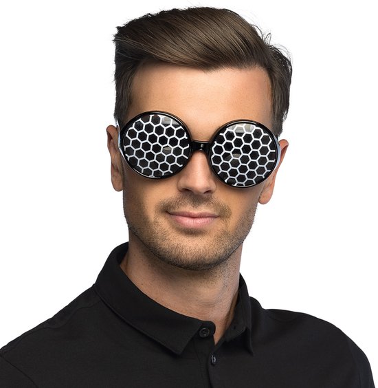 Man met ronde zonnebril met bijenkorfontwerp en zwarte monturen.