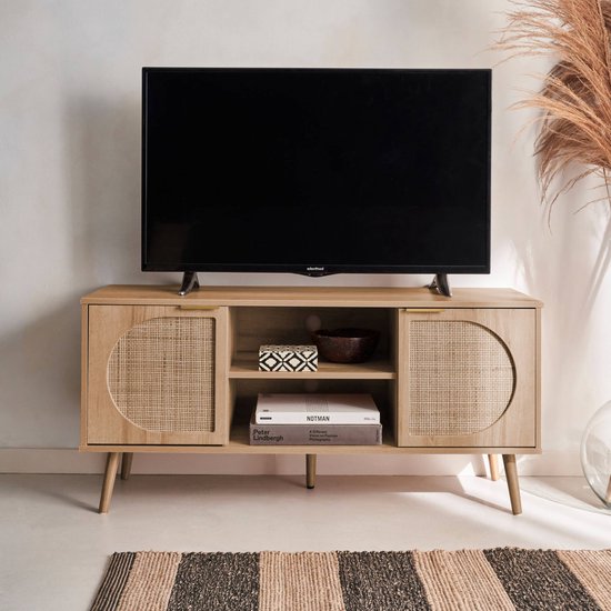 Tv-meubel van houtdecor met rieten deuren en open vakken, met daarop een televisie.