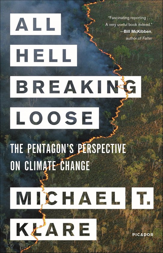 Boekomslag met de titel "ALL HELL BREAKING LOOSE THE PENTAGON'S PERSPECTIVE ON CLIMATE CHANGE" boven een brandende bosrand.