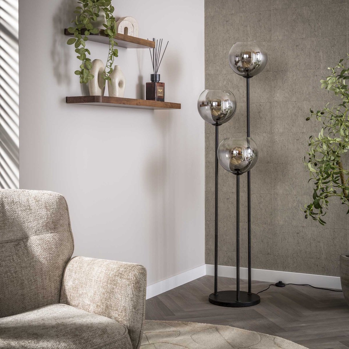 PS-Collection Vloerlamp Bubble Shaded - Rookglas & Metaal Zwart - vloerlampen woonkamer, staanlamp, vloerlamp zwart, vloerlamp industrieel, vloer lamp, staande lampen woonkamer, staande lampen, staande lamp industrieel thumbnail 4