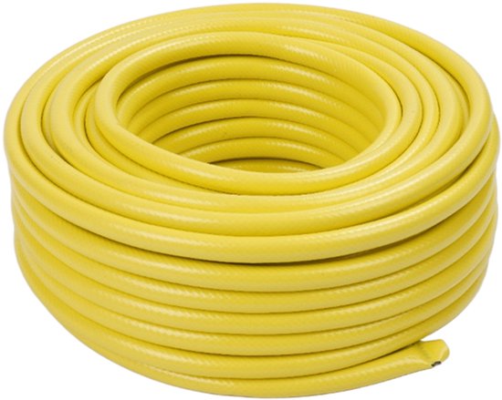 Een opgerolde gele tuinslang, geïsoleerd op een witte achtergrond.