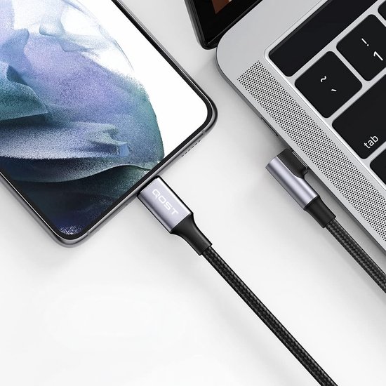 Een zwarte QOST USB-C kabel verbindt een smartphone met een laptop.