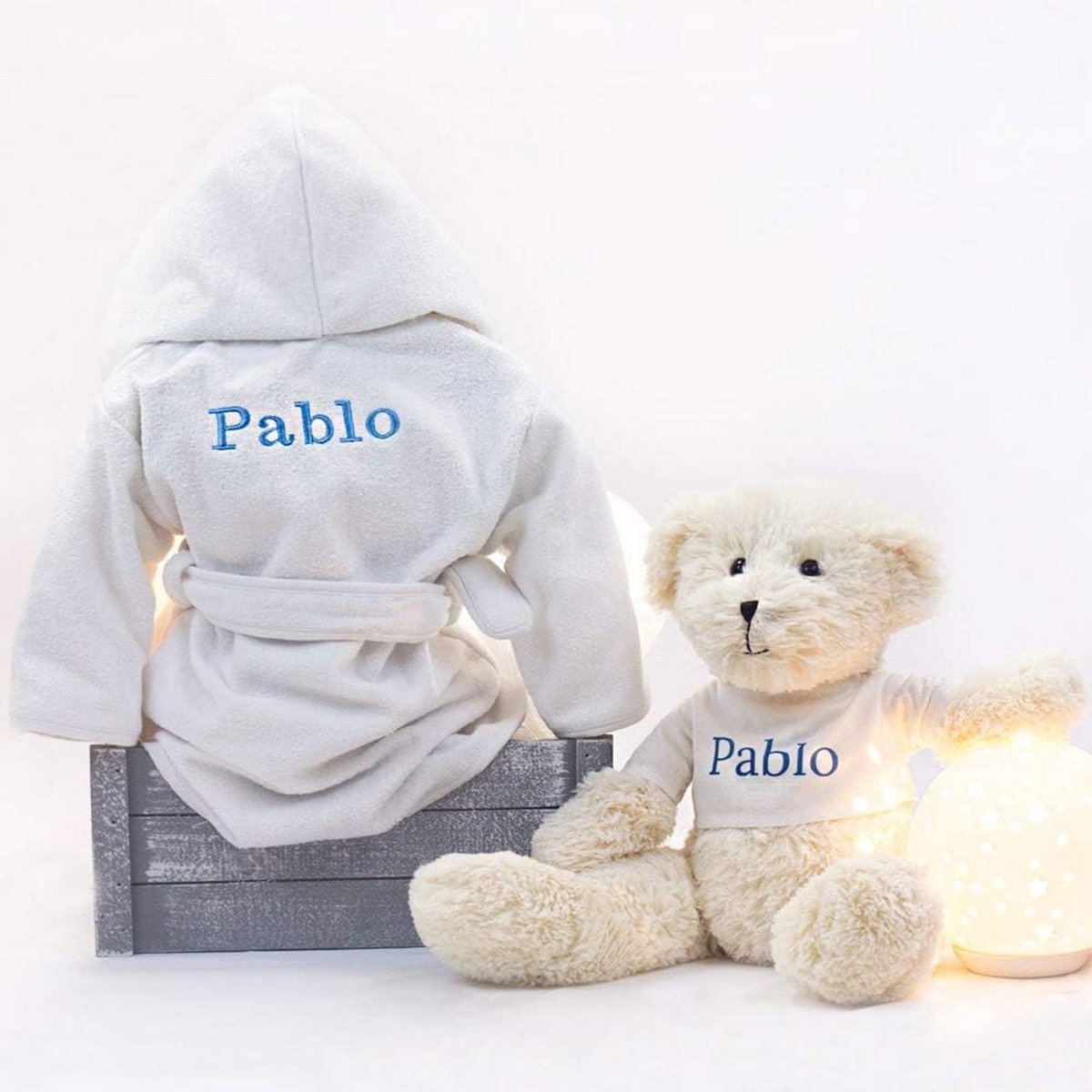 Luxe Baby Geschenkset Blauw: Geborduurde Badjas (3-6 mnd) en Teddybeer