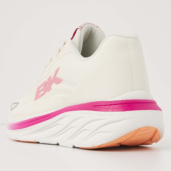 Achterkant van crème-kleurige sneaker met roze BK-logo, roze accenten en oranje zoolrand.