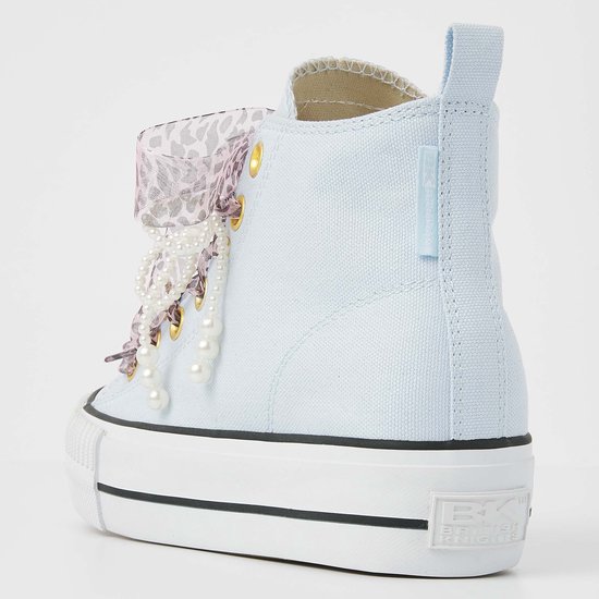 Lichtblauwe hoge sneaker met dikke witte zool, panterprint strik en parels.