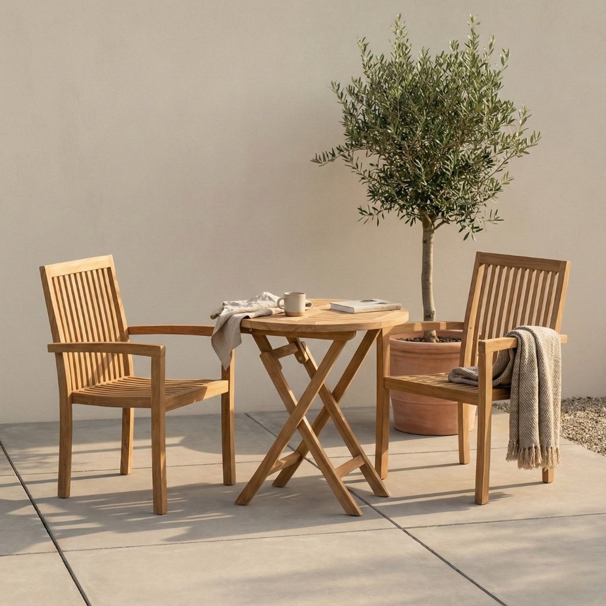 Teakea - Tuinset Twee Teak Pile Stapelbare Stoelen met Klaptafel Ø60 cm - Compacte Bistroset
