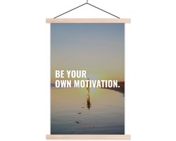 Posterhanger incl. Poster 60x90 cm - Schoolplaat - Quotes - Sport - 'Be your own motivation' - Spreuken - Textielposter - Blanke latten