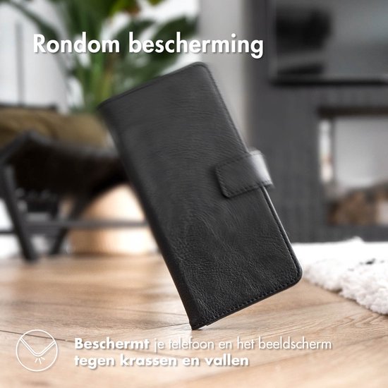 Étui portefeuille noir tombant d'une table, montrant la protection intégrale.