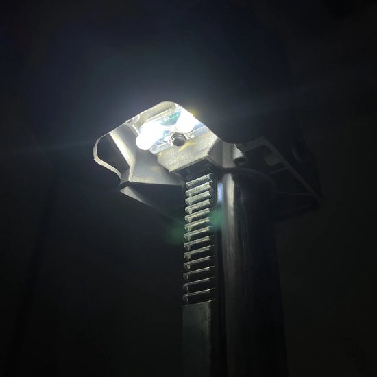 Close-up van de verlichting van een boormachine in het donker.