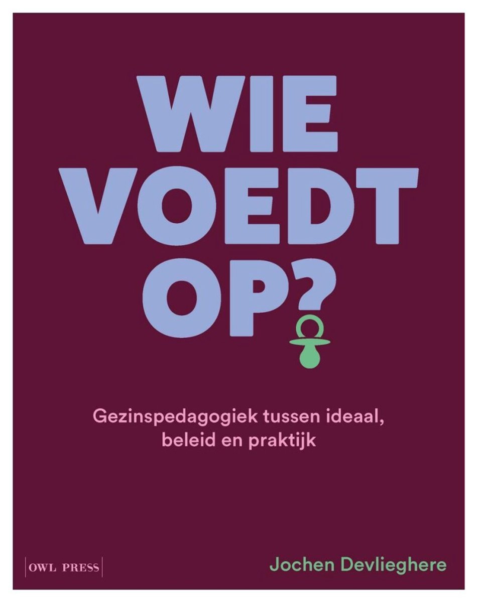 Boekcover met paarse achtergrond. Tekst in het lichtblauw: 'WIE VOEDT OP?'. Daaronder in het groen: een fopspeen. Onderaan in het roze: 'Gezinspedagogiek tussen ideaal, beleid en praktijk'.