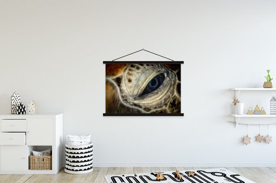 Close-up Hawksbill Turtle Eye affiche textielposter lattes noires 150x100 cm - Tirage photo sur plaque scolaire (décoration murale salon / chambre)