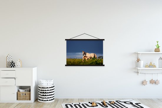 Cheval avec poulain dans l'herbe poster textielposter lattes noir 90x60 cm