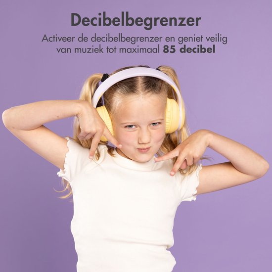 Een meisje met een gele koptelefoon en vingers omhoog.