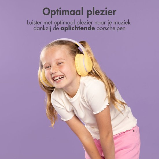 Een lachend meisje met een gele koptelefoon.