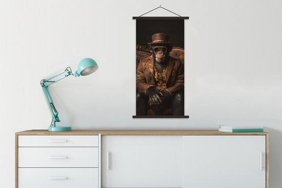 Posterhanger incl. Poster 60x120 cm - Schoolplaat - Chimpansee - Stoel - Pak - Bruin - Textielposter - Zwarte latten