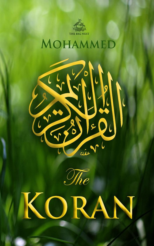 De Koran in gouden kalligrafie op een groene achtergrond met gras.