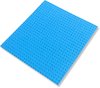Une éponge bleue à pois, gros plan sur fond blanc.
