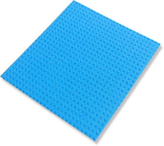Une éponge bleue à pois, gros plan sur fond blanc.