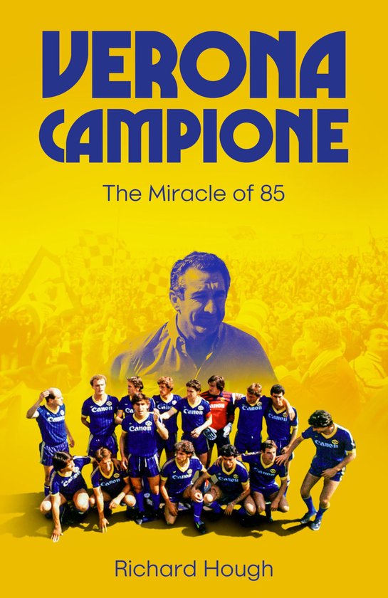 Couverture du livre Verona Campione avec une équipe en maillots bleus devant une foule en liesse sur fond jaune.
