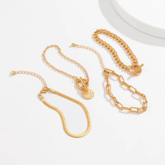 Vier gouden armbanden: platte schakel, muntsluiting, grove schakel en schakel.