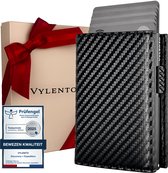 Vylento pasjeshouder met carbonlook, luxe geschenkdoos met rode strik en keurmerk 'Bewesen Kwaliteit'.