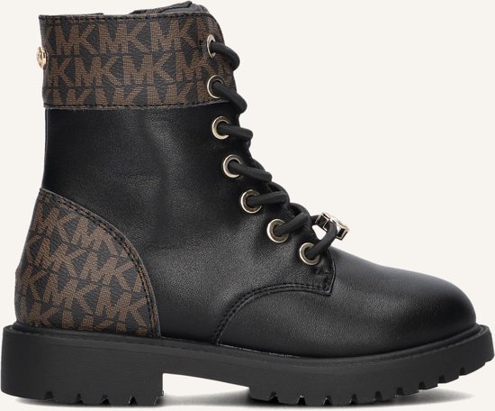 Zwarte enkellaars met Michael Kors monogramprint op de schacht en zijkant, gouden veterogen en ritssluiting.