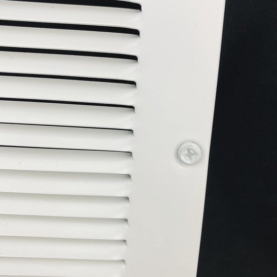 Een Luchtventilatiebuis Die Aan Het Plafond Van Een Winkelcentrum Of Kantoorgebouw Is Geinstalleerd Ventilatierooster Voor Thuis Geforceerde Ventilatie In De Muur Onder Het Plafond 36090857