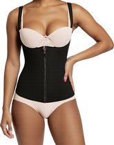 Model in zwarte corrigerende body met ritssluiting en schouderbandjes.