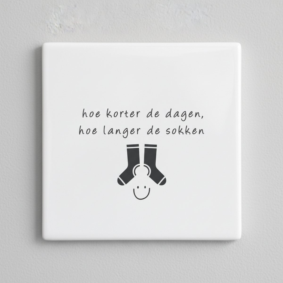 Nevolis Hoe Korter De Dagen, Hoe Langer De Sokken – Grappige Quote Keramische Tegel 15 × 15 cm | Gezellige Woondecoratie Cadeau Multi Color