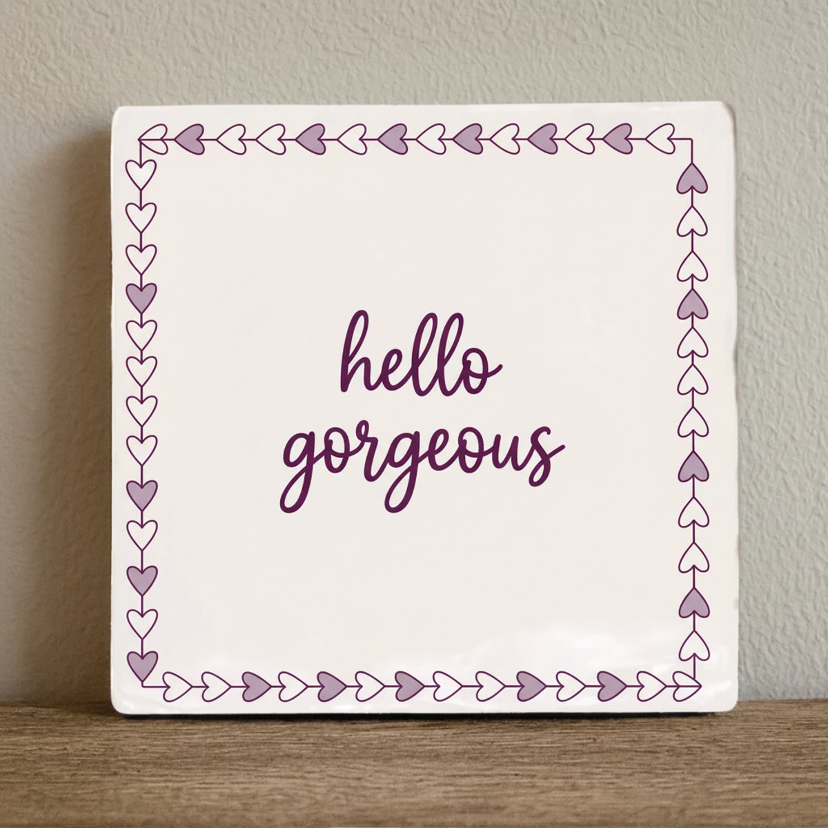 Nevolis Decoratieve Keramische Tegel “Hello Gorgeous” met Hartjes Rand – Motiverende Quote Wanddecoratie – 15 × 15 cm Multi Color