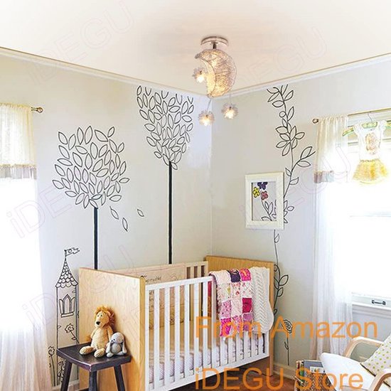 Een kinderkamer met een kinderledikant en een halve maan kroonluchter met sterren aan het plafond.