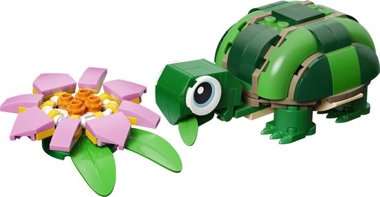 Groene LEGO-schildpad met grote ogen en een roze waterlelie ernaast.
