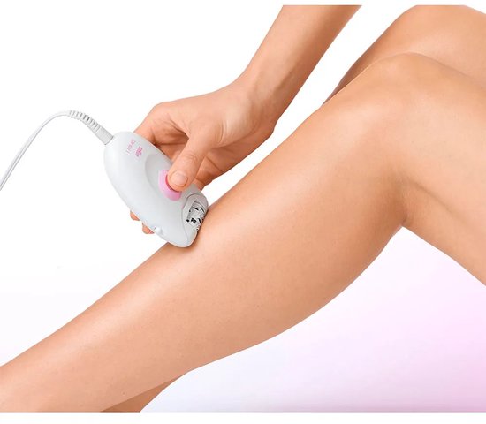 Hand gebruikt een Braun Silk-épil 1 epilator op een vrouwelijk been.