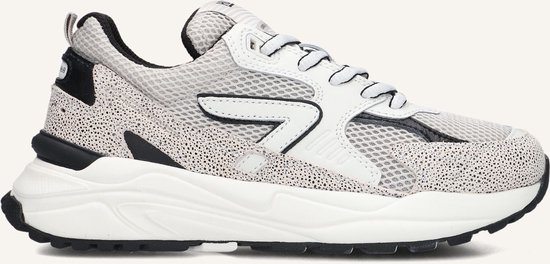 Gedetailleerde sneaker met wit mesh en stipjespatroon. Zwarte accenten en dikke witte zool.