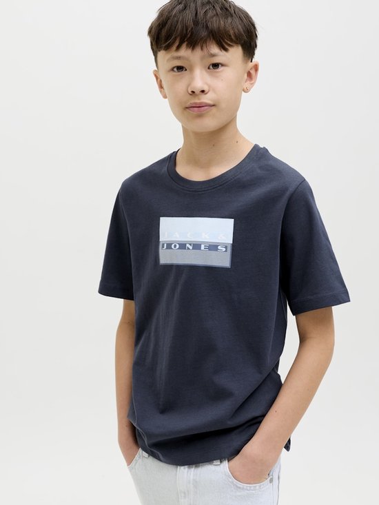 Jongens T-shirt in donkerblauw met 'JACK & JONES' print.