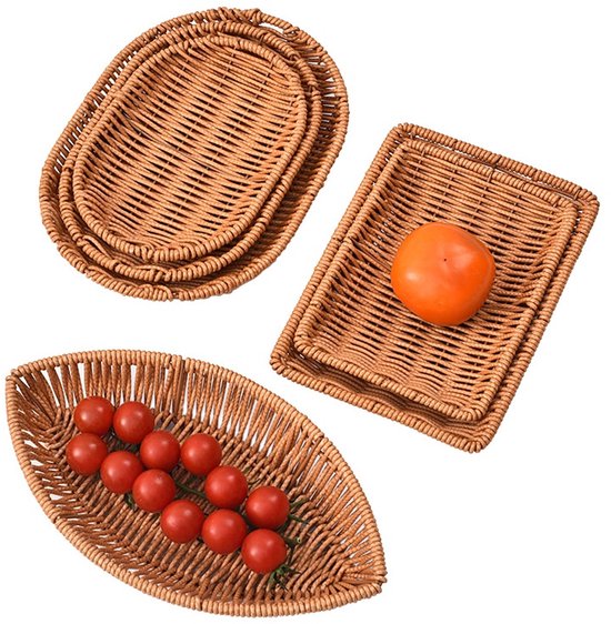 Bruine bladvormige mand van imitatie rotan met tomaten, en andere manden met een kaki en een stapel.