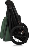 Compact opgevouwen groene kinderwagen.