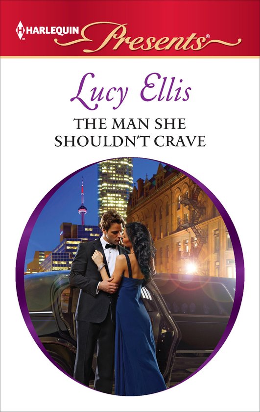 Romantisch omslag met Lucy Ellis' boek, 'The Man She Shouldn't Crave', met een stel dat elkaar kust voor een nachtelijke stadsachtergrond.