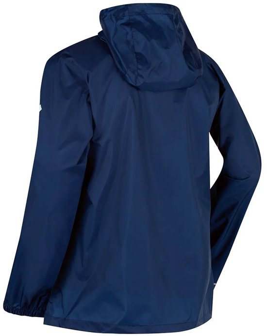 Achterkant van een donkerblauwe regenjas met capuchon.