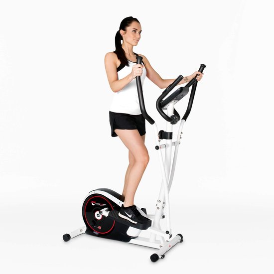 Vrouw met donker haar in sportkleding traint op een witte crosstrainer met zwarte accenten en een digitaal display.