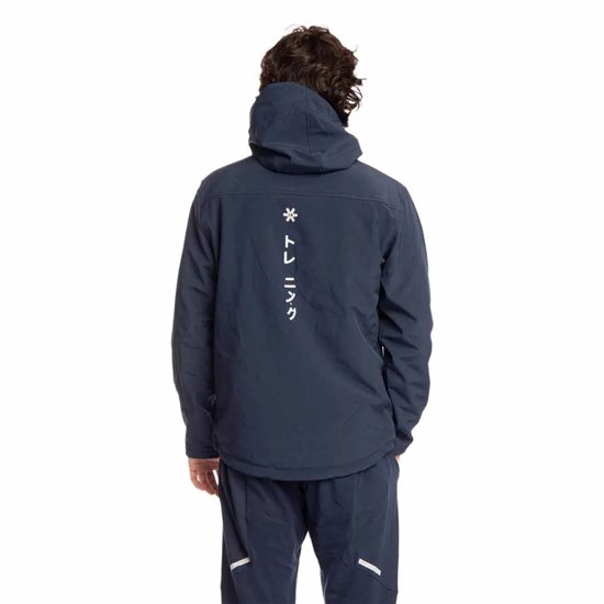 Man draagt marineblauwe softshell jas, achterkant met witte Japanse tekst.