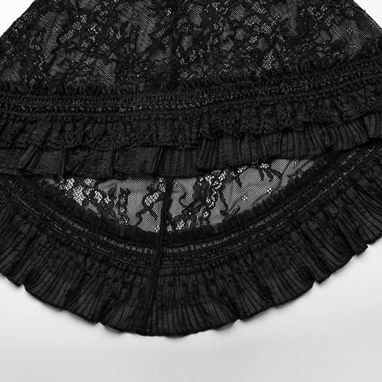 Detail van de zoom van een zwarte blouse met lagen kant en ruches.
