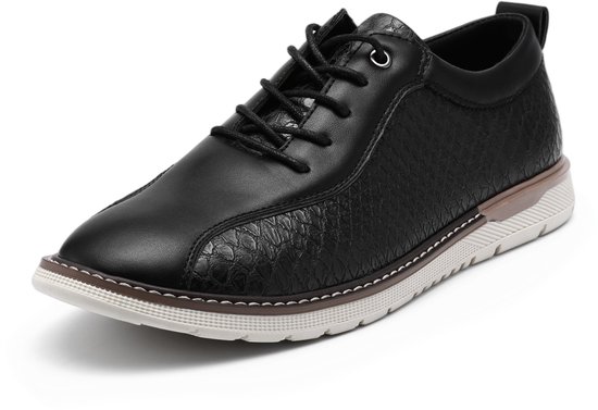 Zwarte leren lage schoen met slangenpatroon textuur en beige hiel detail.