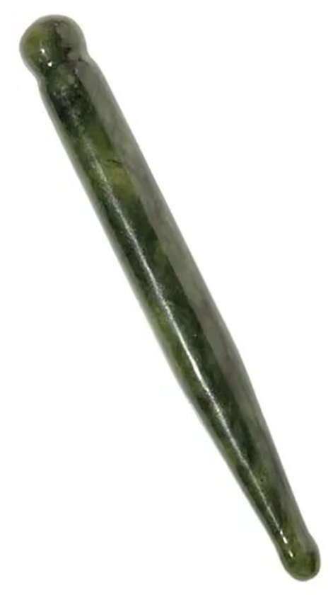 Groene jade acupunctuur pen met marmerachtig patroon op witte achtergrond.