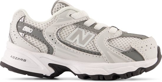 New Balance sneaker in lichtgrijs met grijs N-logo en veter sluiting. Zwarte zool.