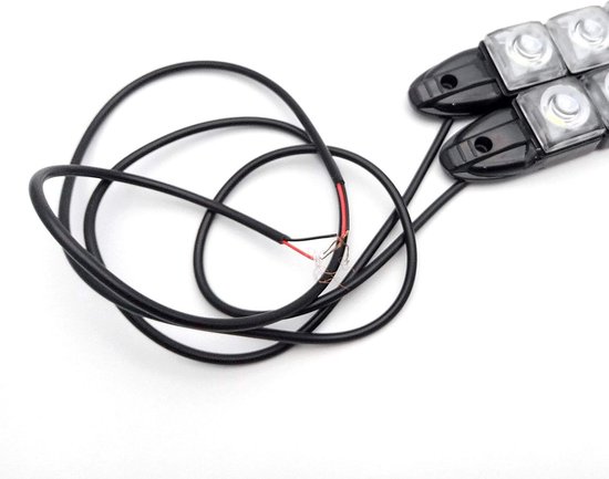 Gedetailleerde close-up van de bedrading en de achterkant van twee LED-strips.