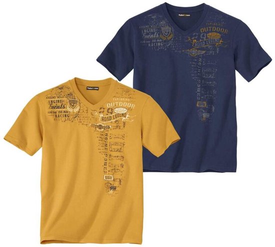 Set van twee T-shirts met V-hals: een mosterdgele en een donkerblauwe, beide met een bruin/gele 'Road Legend' print.