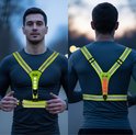 Voor- en achterkant van een man die een neongeel R2B hardloopvest draagt met reflecterende strepen en LED-verlichting.